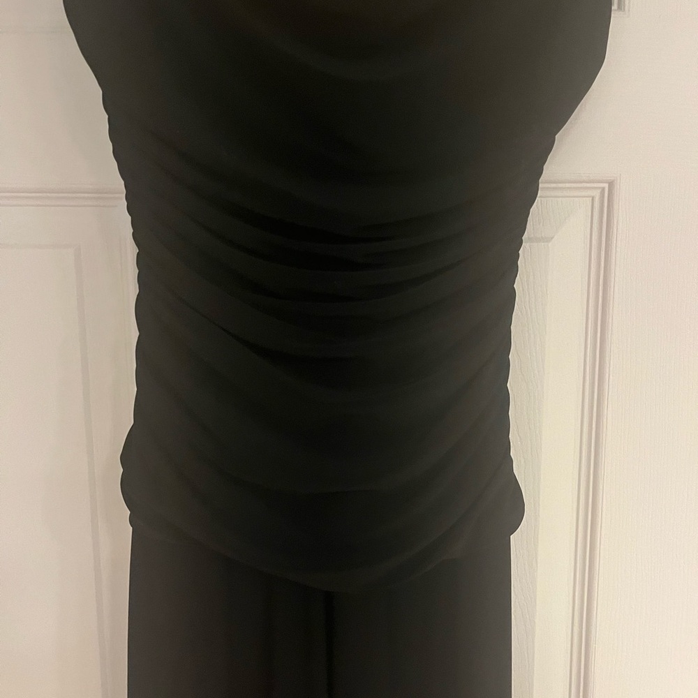 Long black cocktail gown. Dressy and classic.size 4 p but reaches my foot at 5'7